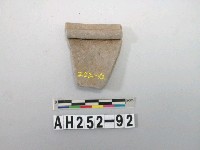 藏品(灰色泥質陶口緣殘件)的圖片